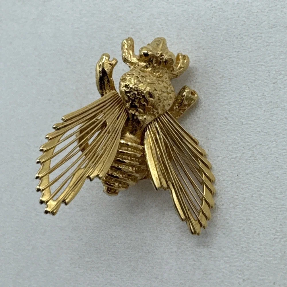 Vintage Monet Gold Tone Bee Brooch 3/4" - Picture 2 of 4